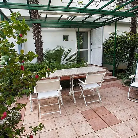 Sunny Garden Apartment