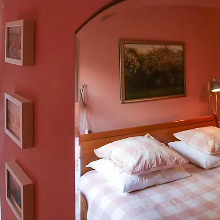 Sunny Garden Apartment *