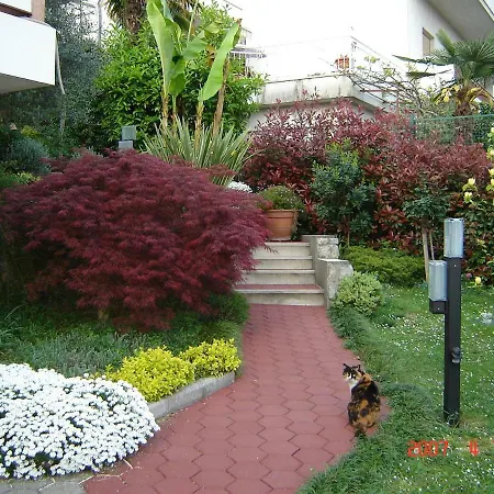 Sunny Garden Apartment *